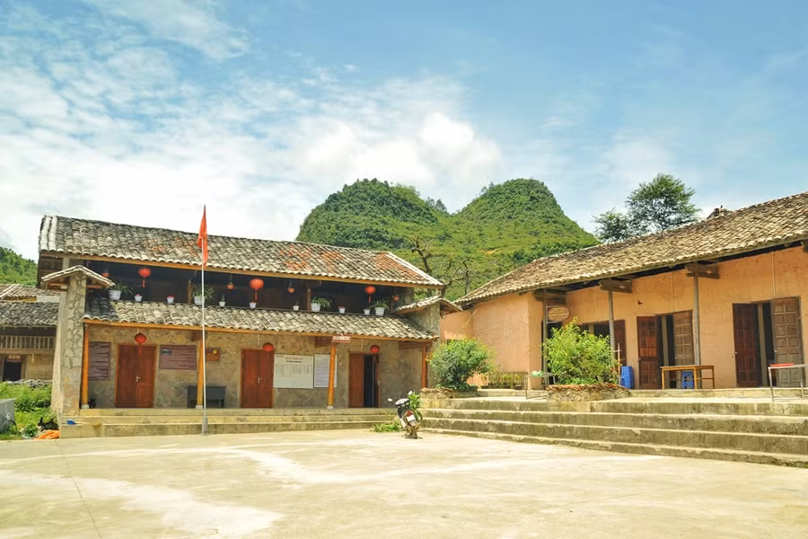 Ngoài phục vụ ngủ nghỉ, trải nghiệm văn hóa, du khách còn được thưởng thức các món ăn truyền thống địa phương. Các buổi tối cuối tuần, nhiều hoạt động biểu diễn văn hóa văn nghệ của cộng đồng người Lô Lô diễn ra tại nhà văn hóa đầu thôn.