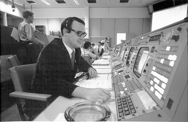 Steve Bales, kỹ sư 26 tuổi đang trực chiến ngày hôm đó, bỗng thấy nhiều báo động. Nhưng sau khi bàn với các kỹ sư khác, họ thống nhất có thể bỏ qua báo động vì đã hiểu rõ chúng nhờ lần diễn tập. Ảnh: NASA.