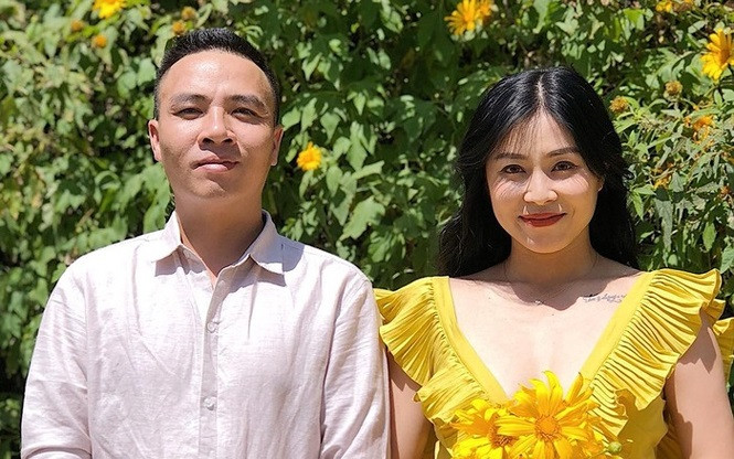 Hiện tại cô đang có cuộc sống hạnh phúc bên ông xã Mạnh Hùng và 2 con trai riêng. Hồi giữa tháng 11/2018, MC này từng gây “bão” dư luận khi có những chia sẻ ngầm ý về việc đã chia tay Mạnh Hùng. Mới đây, MC “Chúng tôi là chiến sĩ” còn vô tình bị mạng xã hội nhầm tưởng là nhân vật chính trong một clip nhạy cảm, tuy nhiên ngay sau đó Hoàng Linh đã lên tiếng bác bỏ trên trang cá nhân.