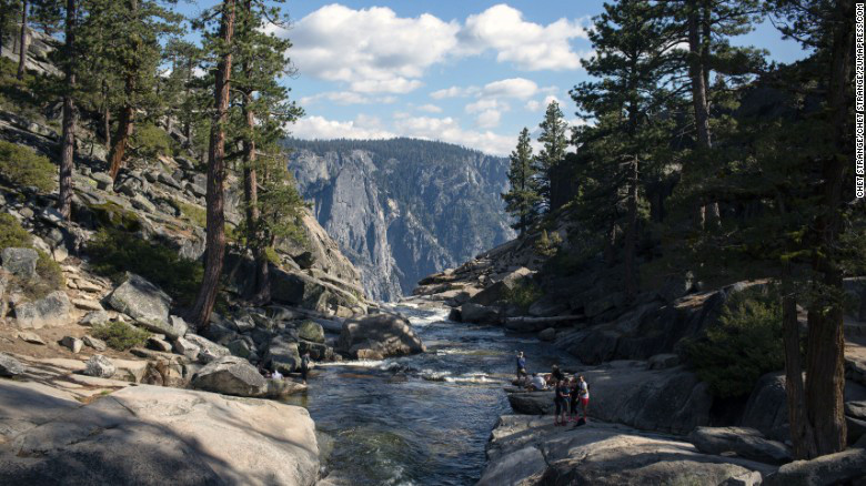 Tổng thống Abraham Lincoln từng kí những điều luật trong suốt cuộc nội chiến năm 1864 để bảo vệ một phần Công viên quốc gia Yosemite mà ta thấy ngày nay. Bức hình chụp phía trên là những thác nước ở Yosemite.