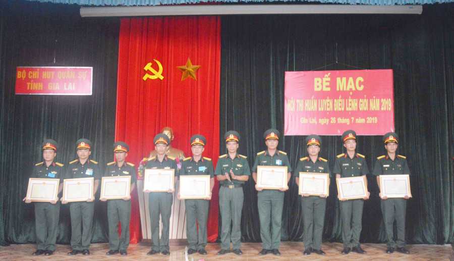 Trao giấy khen cho các cá nhân đạt thành tích cao. Ảnh: Anh Huy 