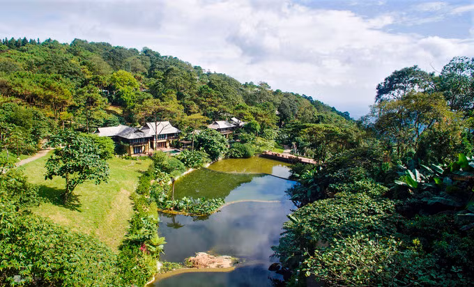  Nhờ có nhiều hoạt động và không mất nhiều thời gian di chuyển, Ba Vì trở thành điểm đến thanh bình cuối tuần. Từ trung tâm Hà Nội, bạn mất hơn một giờ di chuyển bằng xe máy hoặc xe buýt, ôtô riêng. Từ tháng 4 đến tháng 10, nơi đây thích hợp để trốn khỏi không khí nóng bức và ngột ngạt của thành phố.