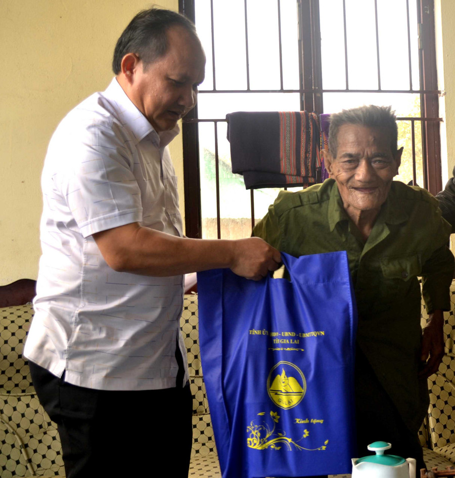  Ủy viên Ban Thường vụ Tỉnh ủy, Trưởng ban Nội chính Tỉnh ủy Rah Lan Chung tặng quà cho ông Sao-bệnh binh trú tại xã Đak Jơ Ta. Ảnh: H.L