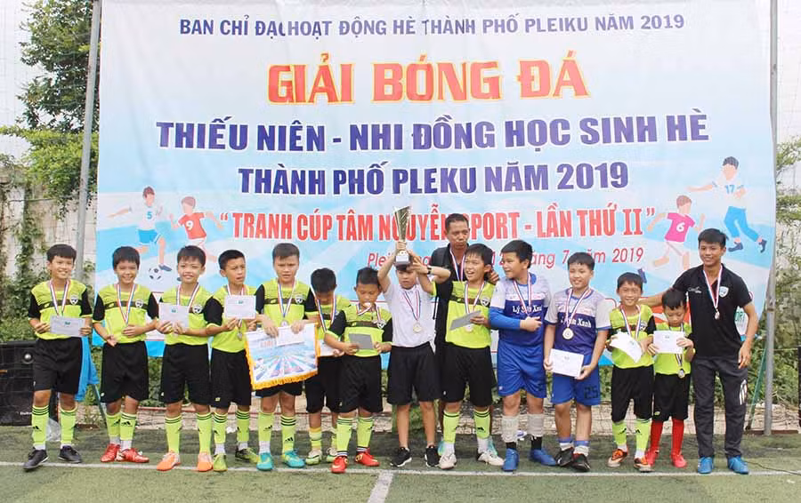  Giải nhất lứa tuổi nhi đồng thuộc về đội bóng CLB Bóng đá Pleiku School. Ảnh: T.B