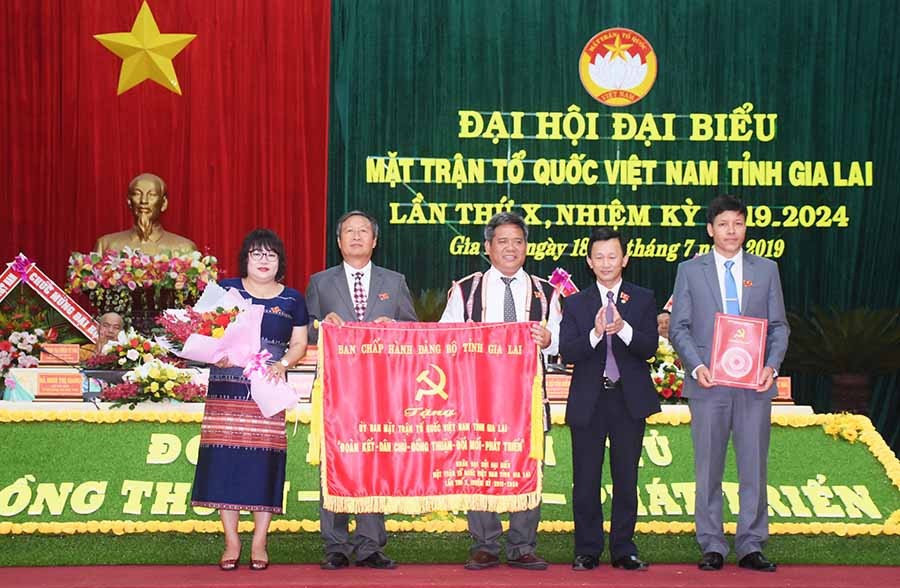 Bí thư Tỉnh ủy Dương Văn Trang trao bức trướng của Ban Chấp hành Đảng bộ tỉnh cho Ủy ban MTTQ Việt Nam tỉnh. Ảnh: M.N