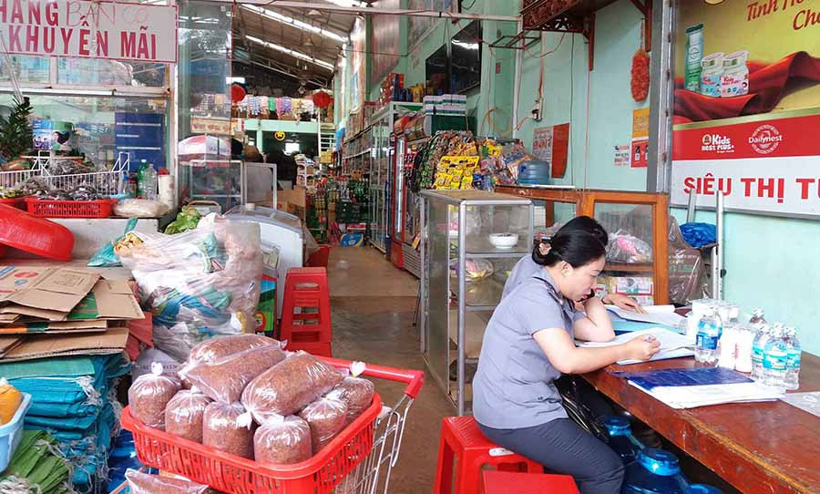 Đoàn kiểm tra lập biên bản vi phạm hành chính đối với hộ kinh doanh hàng công nghệ phẩm ở thị trấn Chư Ty, huyện Đức Cơ. Ảnh: N.N  Đoàn kiểm tra lập biên bản vi phạm hành chính đối với hộ kinh doanh hàng công nghệ phẩm ở thị trấn Chư Ty, huyện Đức Cơ. Ảnh: N.N