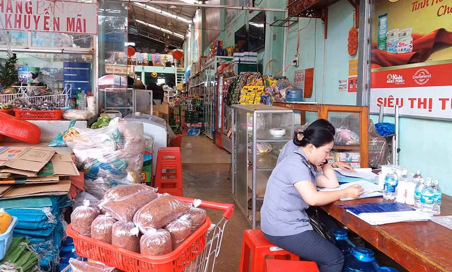  Đoàn kiểm tra lập biên bản vi phạm hành chính đối với hộ kinh doanh hàng công nghệ phẩm ở thị trấn Chư Ty, huyện Đức Cơ. Ảnh: N.N