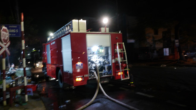 Xe chữa cháy núi Bà Hỏa bơm nước tại đường Trần Hưng Đạo