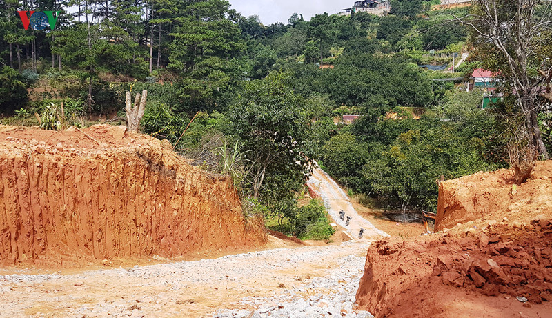 UBND thành phố Đà Lạt cấm nhưng phường 10 vẫn cho phép người dân tự ý làm đường nội bộ trên đất nông nghiệp nhằm mục đích phân lô bán nền. UBND thành phố Đà Lạt cấm nhưng phường 10 vẫn cho phép người dân tự ý làm đường nội bộ trên đất nông nghiệp nhằm mục đích phân lô bán nền.