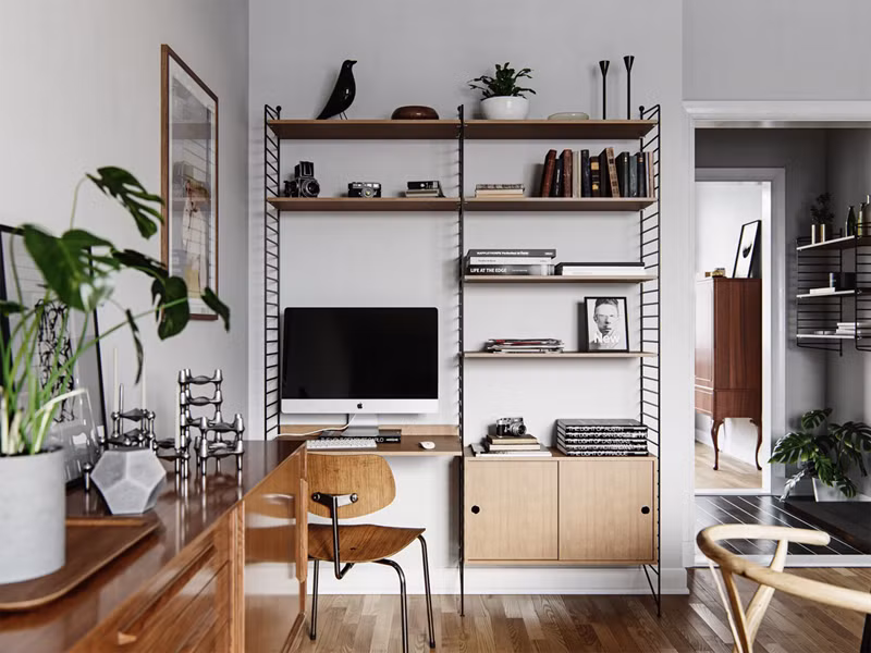 Kệ có thể điều chỉnh giúp phòng làm việc lúc nào cũng gọn gàng.