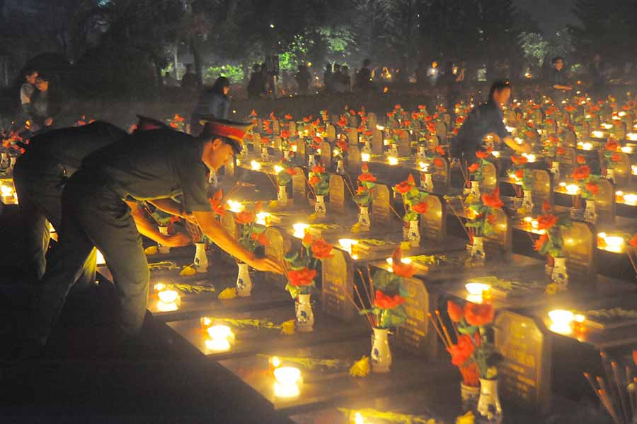 Tuổi trẻ Công an tỉnh thắp nến tri ân các phần mộ liệt sĩ