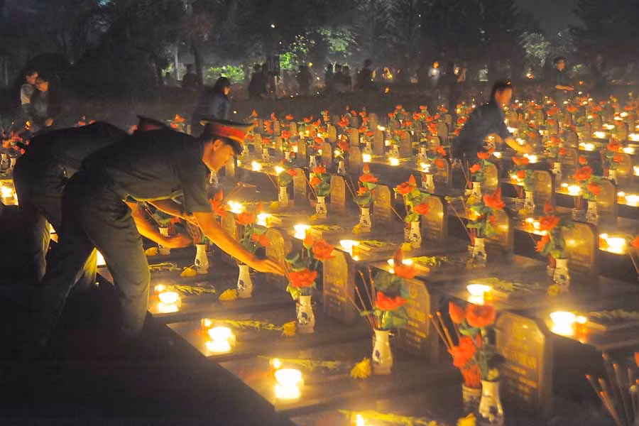 Tuổi trẻ Công an tỉnh thắp nến tri ân các phần mộ liệt sĩ