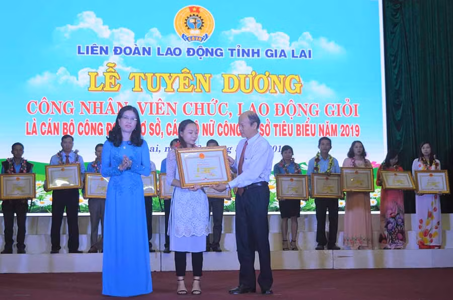Liên đoàn Lao động tỉnh tuyên dương công nhân, viên chức, lao động giỏi. Ảnh: Đinh Yến 