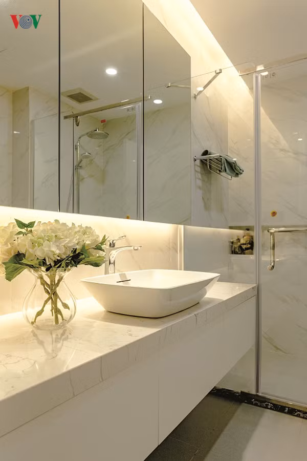 Phòng vệ sinh được ốp đá cẩm thạch trắng.