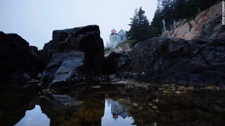 Acadia là công viên quốc gia đầu tiên nơi du khách có thể ngắm cảnh bình minh khi ánh mặt trời chiếu trên những phiến đá granite trên đảo Mount Dessert.