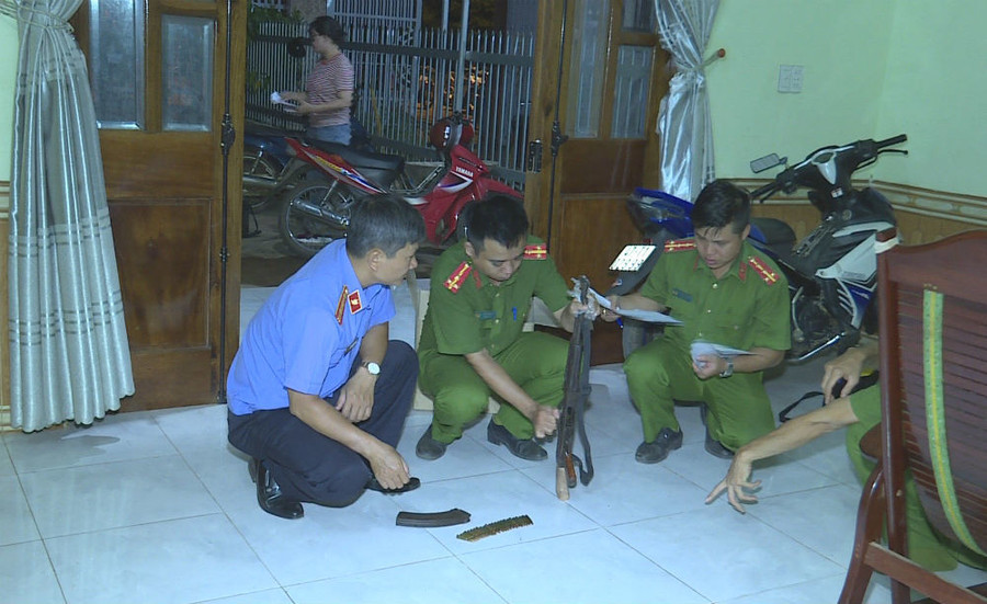  Cơ quan điều tra khám nghiệm hiện trường, thu giữ khẩu súng AK 