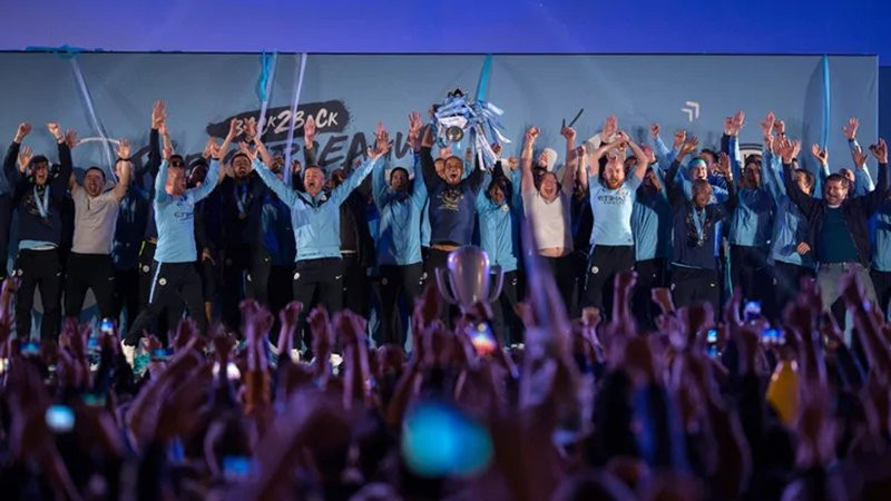 Trong khi đó, Man City là đội đứng thứ 2 trong việc chi tiêu nhiều nhất trên thị trường chuyển nhượng. Thế nhưng, thu nhập của CLB suốt 5 năm qua không được khả quan. Đương kim vô địch Premier League chỉ đứng thứ 9 trong danh sách với số tiền đem về là 280.2 triệu euro. Trong khi đó, Man City là đội đứng thứ 2 trong việc chi tiêu nhiều nhất trên thị trường chuyển nhượng. Thế nhưng, thu nhập của CLB suốt 5 năm qua không được khả quan. Đương kim vô địch Premier League chỉ đứng thứ 9 trong danh sách với số tiền đem về là 280.2 triệu euro.