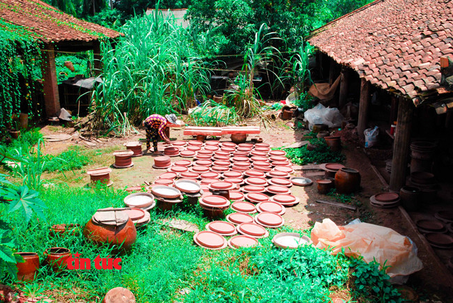  Những chi tiết của chiếc lu được phơi khô trước khi lắp ráp rồi đem nung.