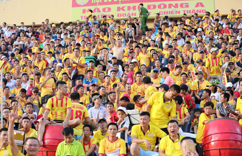  Thiên Trường đang là sân bóng đông khán giả nhất Việt Nam. Ảnh: Nguyễn Ngũ