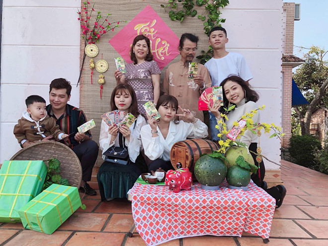 Hồng Anh (hàng dưới thứ 3, từ trái qua) chụp hình cùng gia đình trong dịp tết Hồng Anh (hàng dưới thứ 3, từ trái qua) chụp hình cùng gia đình trong dịp tết