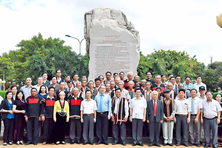 Đại biểu DTTS 5 tỉnh Tây Nguyên chụp ảnh lưu niệm với đồng chí Nguyễn Thiện Nhân-Ủy viên Bộ Chính trị, nguyên Chủ tịch Ủy ban Trung ương MTTQ Việt Nam (nay là Bí thư Thành ủy TP. Hồ Chí Minh) và lãnh đạo tỉnh Gia Lai trước bia khắc Thư Bác Hồ gửi Đại hội các DTTS miền Nam tại Pleiku (19-4-1946) ở Quảng trường Đại Đoàn Kết ngày 9-8-2016. Ảnh: Đức Thụy