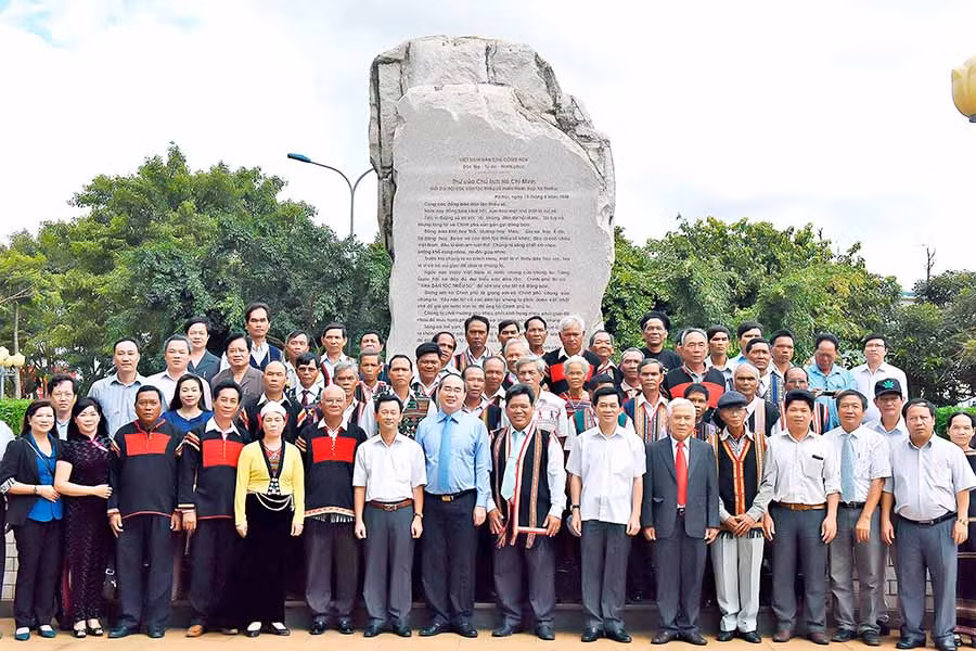 Đại biểu DTTS 5 tỉnh Tây Nguyên chụp ảnh lưu niệm với đồng chí Nguyễn Thiện Nhân-Ủy viên Bộ Chính trị, nguyên Chủ tịch Ủy ban Trung ương MTTQ Việt Nam (nay là Bí thư Thành ủy TP. Hồ Chí Minh) và lãnh đạo tỉnh Gia Lai trước bia khắc Thư Bác Hồ gửi Đại hội các DTTS miền Nam tại Pleiku (19-4-1946) ở Quảng trường Đại Đoàn Kết ngày 9-8-2016. Ảnh: Đức Thụy