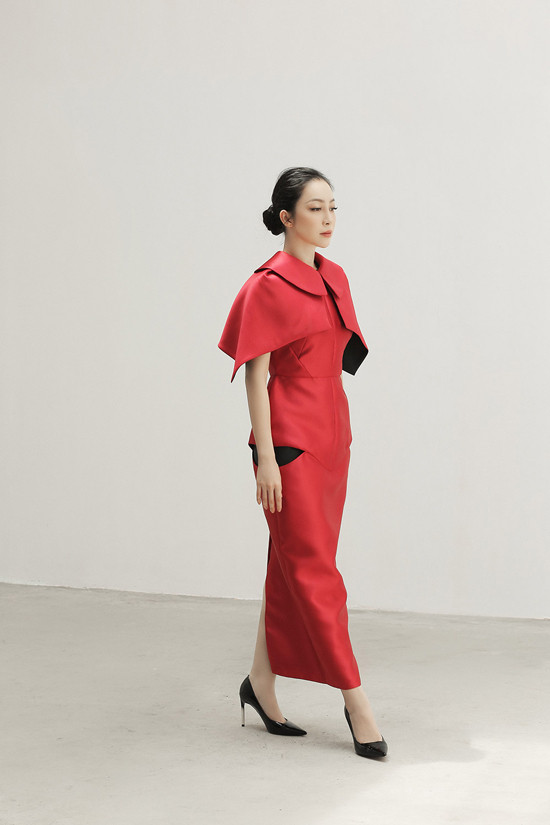 Bộ ảnh được thực hiện với sự hỗ trợ của nhiếp ảnh Kim Bánh Trôi Nước, trang điểm Xi Quân Lê.