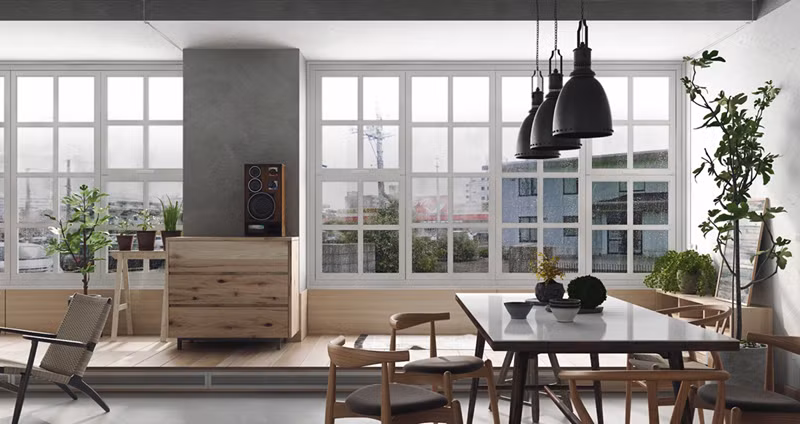 Bàn ăn được đặt chính giữa với đèn treo bằng sắt.