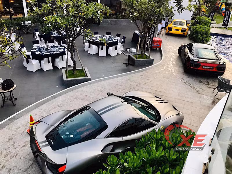 Sự kiện giao lưu được tổ chức trong không giang riêng tư của khu nghỉ dưỡng, những chiếc siêu xe đỗ rải rác xung quanh tạo nên bầu không khí rất riêng mà ít câu lạc bộ chơi xe nào ở Việt Nam có được.