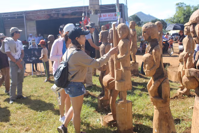 Du khách tham quan rừng tượng gỗ độc đáo. Ảnh: TRẦN HIẾU