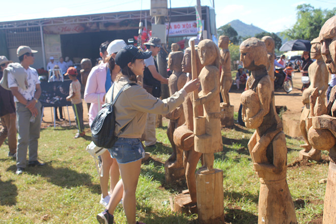 Du khách tham quan rừng tượng gỗ độc đáo. Ảnh: TRẦN HIẾU