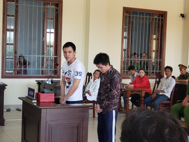 Sáng (bên trái) và Bảo tại phiên tòa sơ thẩm sáng 22/7 Sáng (bên trái) và Bảo tại phiên tòa sơ thẩm sáng 22.7