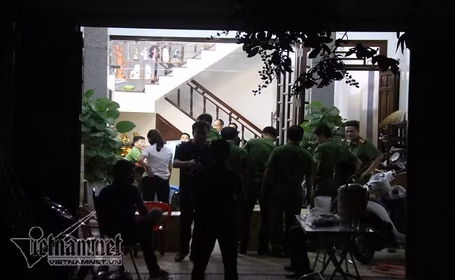  Lực lượng công an khám xét trụ sở DN Tuyết Liêm đêm qua