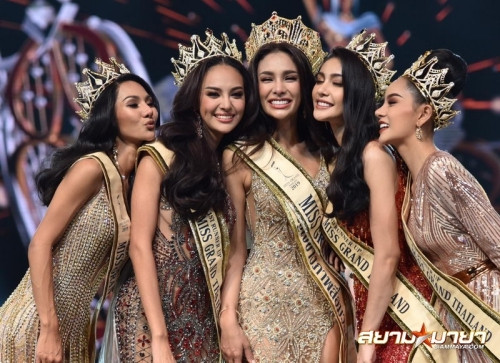 Coco chụp cùng Top 5.