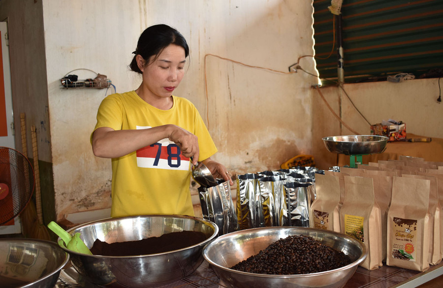 Chị Thuận đang đóng gói cà phê giao cho khách. Ảnh: Phan Thương