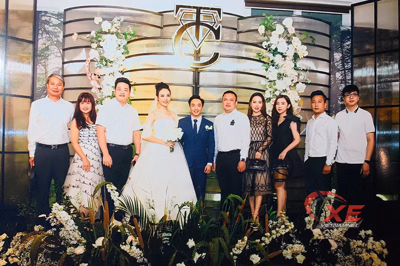 Những người bạn trọng CLB Car & Passion đến dự đám cưới Nguyễn Quốc Cường và Đàm Thu Trang. Ảnh: Tiến Anh