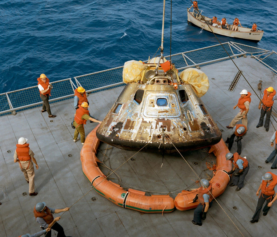  Môđun điều khiển của Apollo 11 có tên Columbia được tàu USS Hornet ở Thái Bình Dương vớt lên ngày 24/7/1969. Ảnh: NASA.