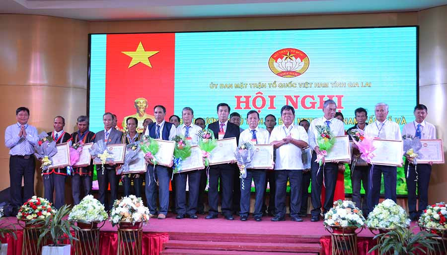  Ủy ban MTTQ Việt Nam tỉnh tặng bằng khen biểu dương cán bộ Ban Công tác Mặt trận. Ảnh: T.N