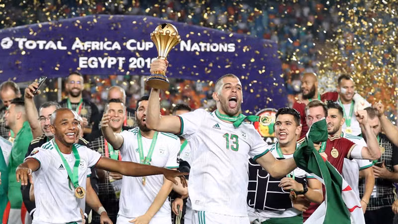  ĐT Algeria dương cao chiếc cúp vô địch AFCON 2019. (Ảnh: AFP). 
