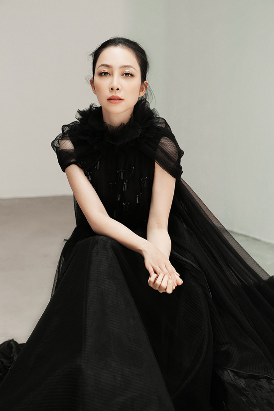 Sử dụng 3 tông màu chủ đạo là đỏ, trắng và đen, nhưng Phương My khéo tận dụng khả năng tạo khối để khiến các thiết kế của mình cuốn hút hơn.