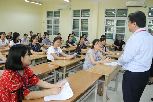 Thứ trưởng Nguyễn Hữu Độ kiểm tra việc chấm thi tại Hà Nội ngày 30-6. Ảnh: THANH HÙNG