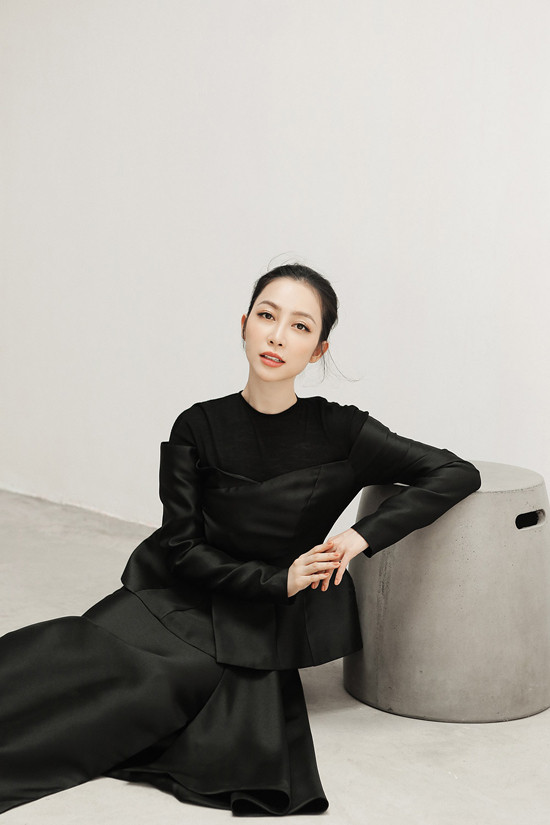  Sayonara tượng trưng cho những cung bậc cảm xúc theo từng giai đoạn khác nhau của người phụ nữ. Âm hưởng Á Đông được khắc hoạ rõ nét từ màu sắc, chất liệu đến dáng dấp. 