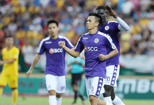 Văn Quyết lập cú đúp khi Hà Nội làm khách tại Thiên Trường chiều 4/7.