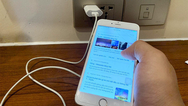 Sử dụng điện thoại khi đang sạc điện tiềm ẩn nguy cơ tai nạn (Ảnh minh hoạ Hoàng Phan)