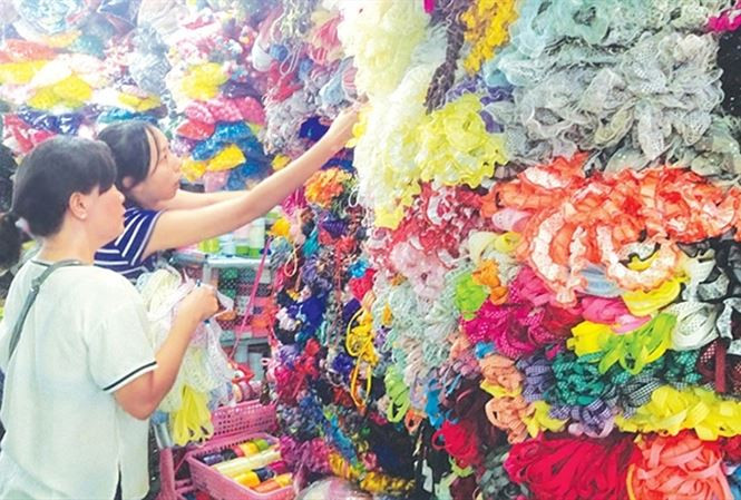 Tem mác các thương hiệu được bày bán công khai tại nhiều chợ TPHCM. Ảnh: U.P