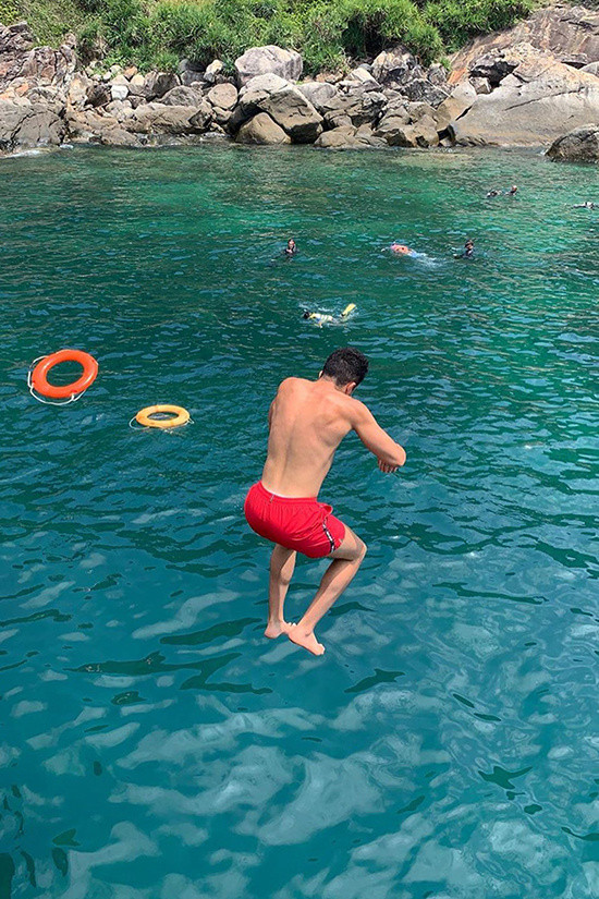  Lặn ngắm san hô là một trong những hoạt động được đông đảo du khách ưa thích. Người địa phương sẽ đưa bạn ra những điểm lặn xa bờ. Tại đây, khách sẽ được phát mặt nạ và ống thở. Người không biết bơi sẽ được phát thêm áo phao.