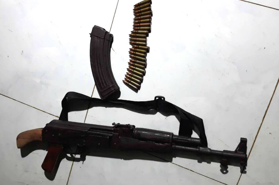 Khẩu súng AK cưa báng cùng băng đạn 24 viên công an thu giữ được tại hiện trường