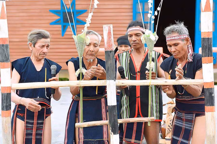  Các già làng và người có uy tín thực hiện nghi lễ cúng mừng lúa mới. Ảnh: Đ.T