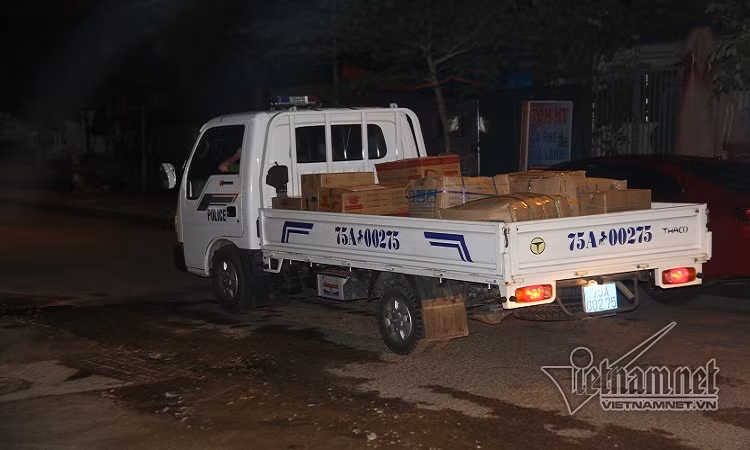 Chuyển tài liệu về trụ sở cơ quan chức năng