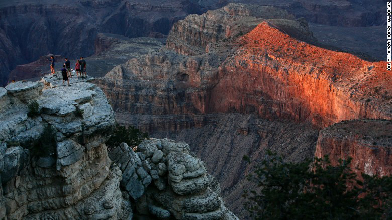  Công viên quốc gia Grand Canyon ở Arizona. Du khách tới đây sẽ được đứng trên mép đá Rim Trail ngắm cảnh hoàng hôn ở Southern Rim.